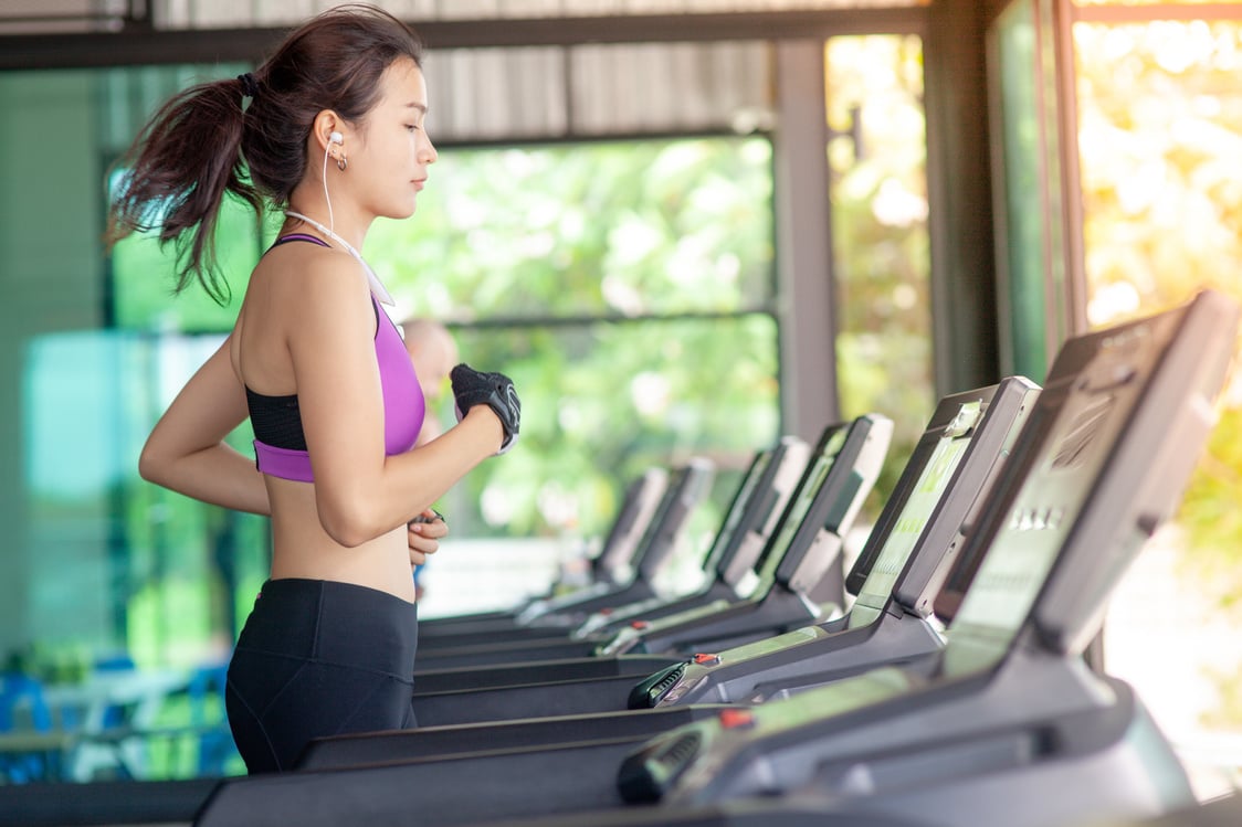 Prertty Sporty Girl Workout in the Gym